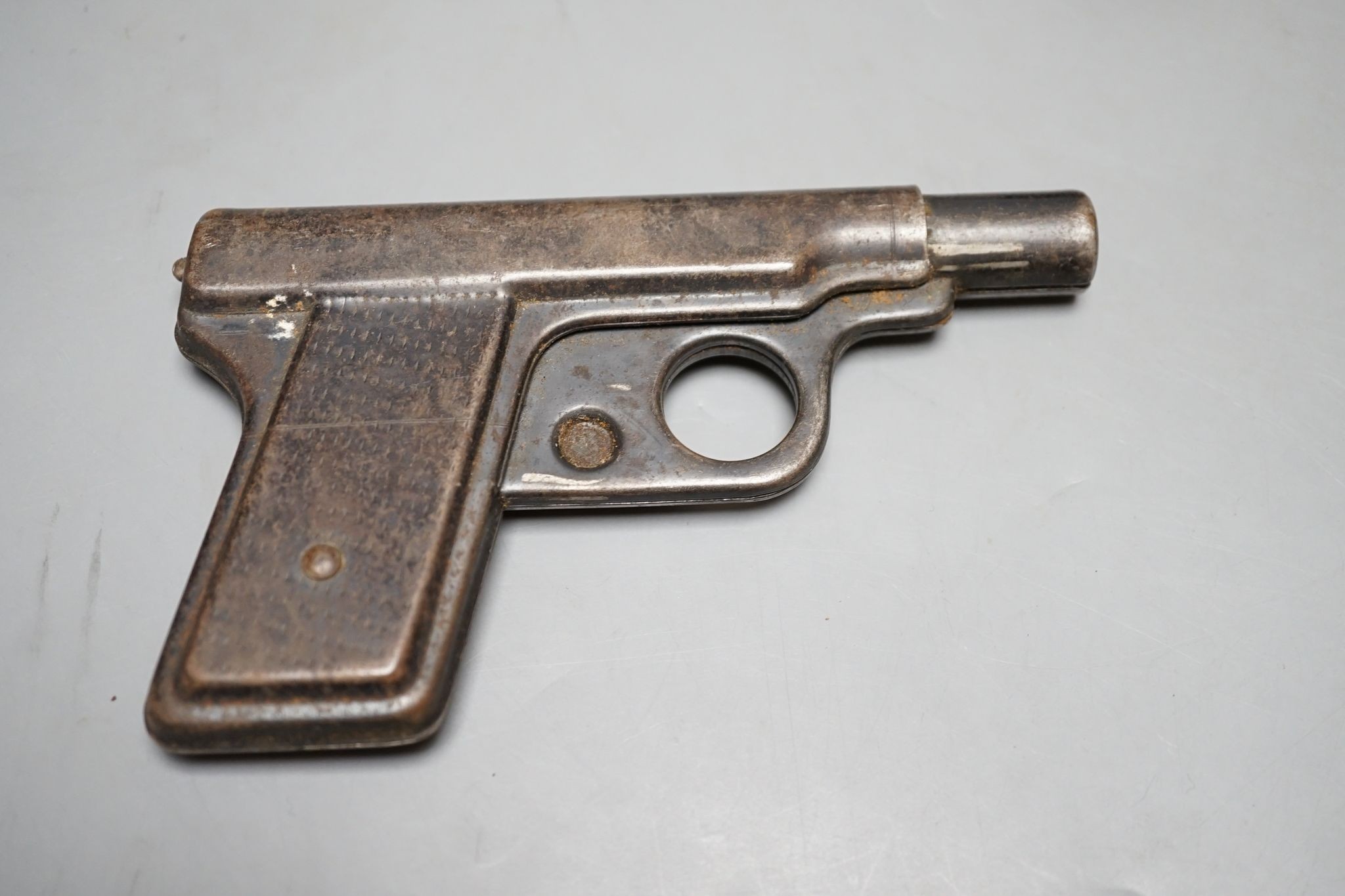 WWI leather accessories including hip flask and dagger, 12cm